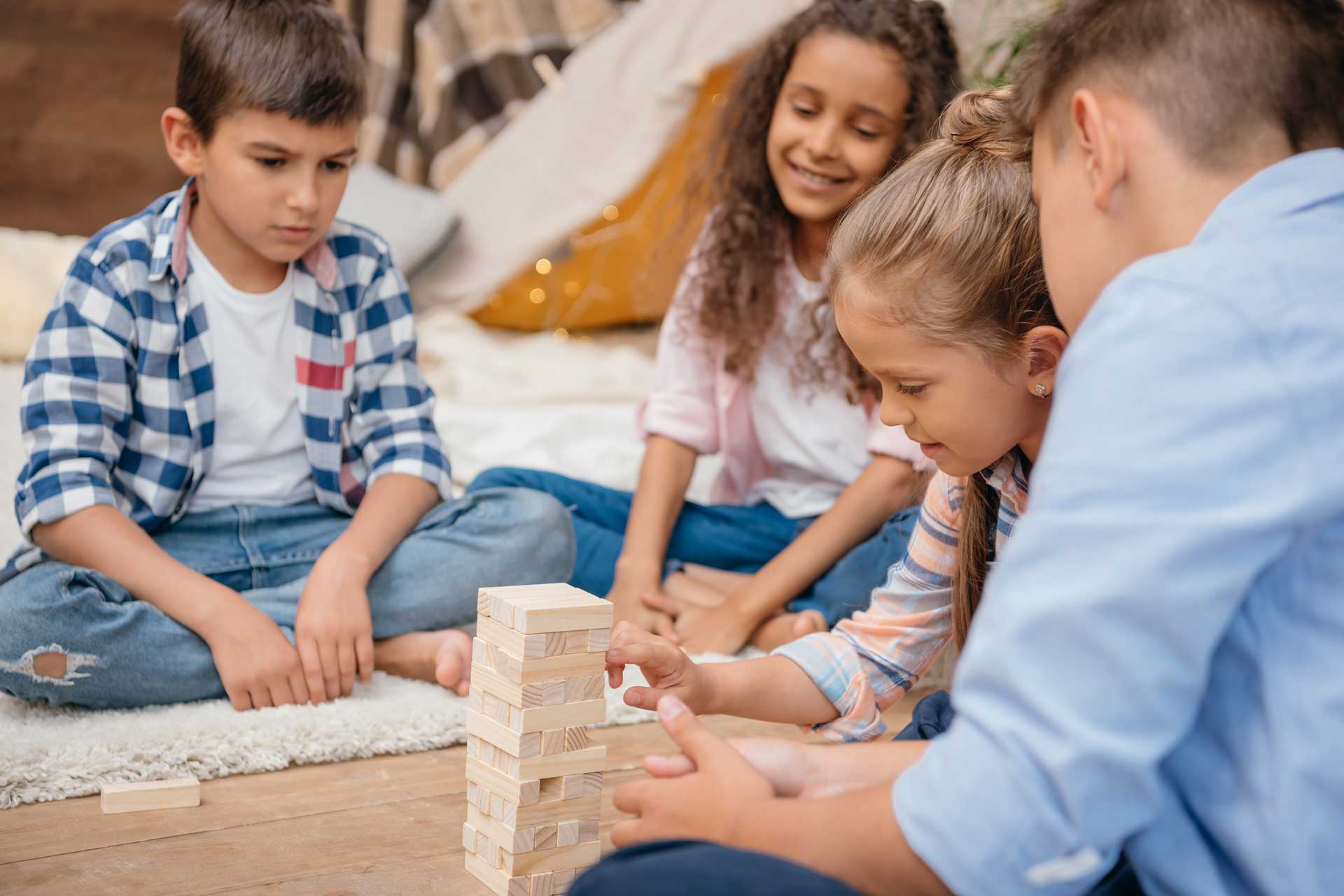 Kinderen en jongeren spelen samen jenga