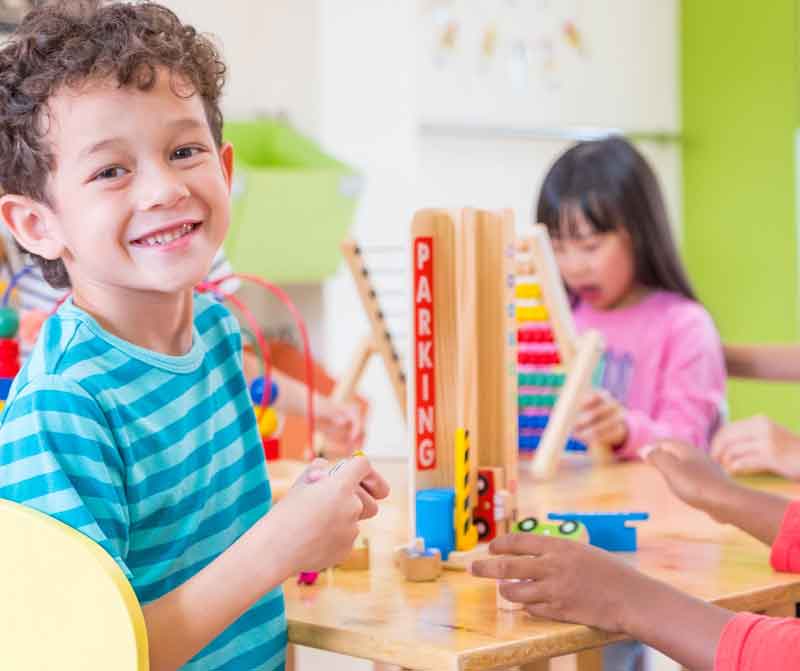 kinderen spelen met speelgoed